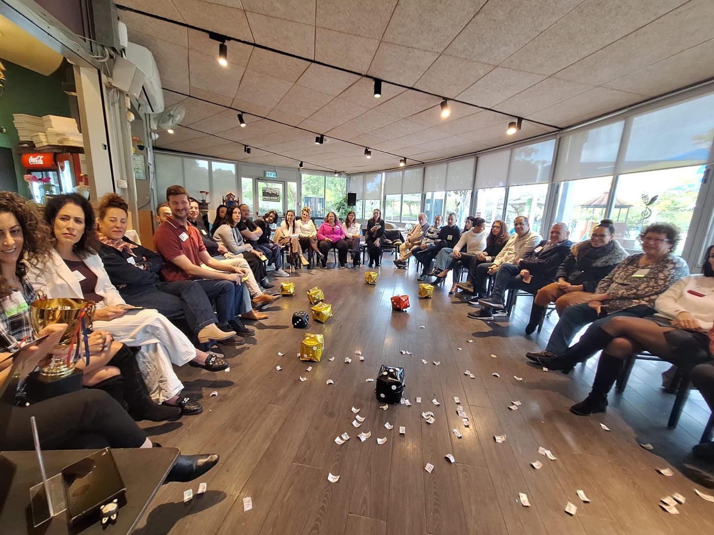 עשרות עובדים במעגל אחד באירוע קוביית הזהב פרימיום