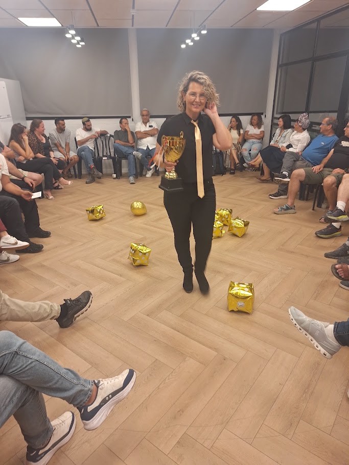 יפעת עם גביע קוביית הזהב במרכז המעגל
